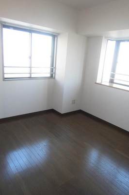 Living and room. The window is there are two two-sided lighting!