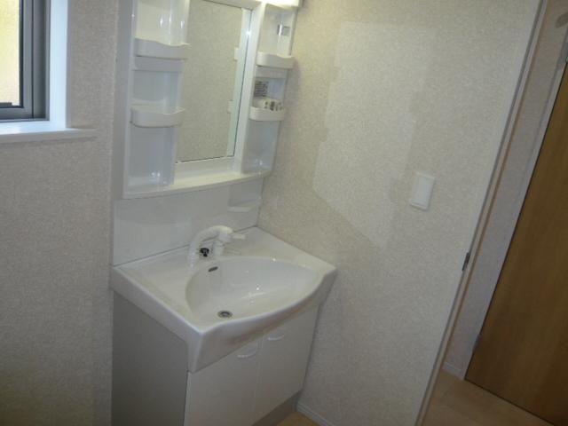 Wash basin, toilet. ◇ shampoo with Dresser!