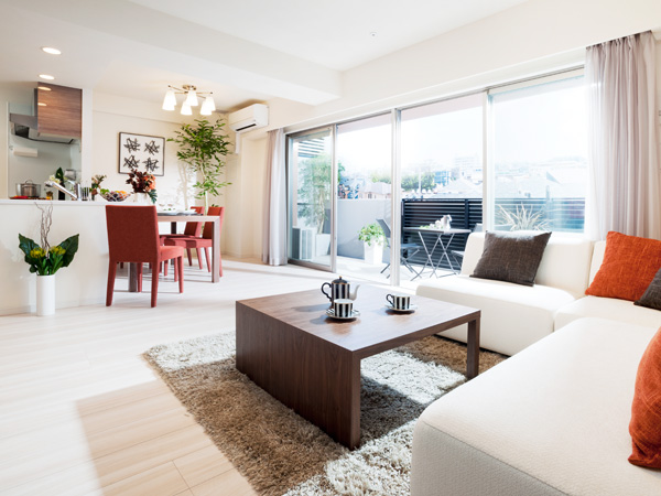 Living.  [living ・ dining] Color to enrich the family of the time, Bright, stylish living ・ dining.  ※ Indoor photo of me following is obtained by photographing a model room O type.