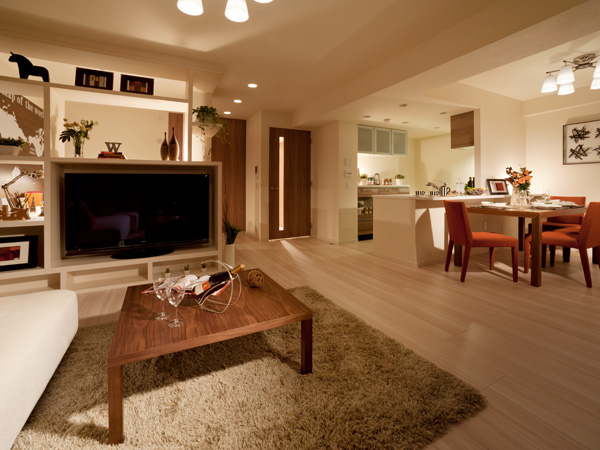 Living.  [living ・ dining] Wide opening full of sense of openness Ya, Such as flooring and texture of the door, To condense every single of "Good", Family have created a place to get used to smile naturally.