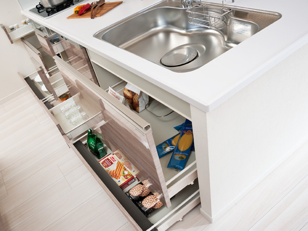 Kitchen.  [Floor cabinet] The floor cabinet, It has adopted a soft-close rails close to slowly quiet. ( ※ Except for the gas lateral small drawer)