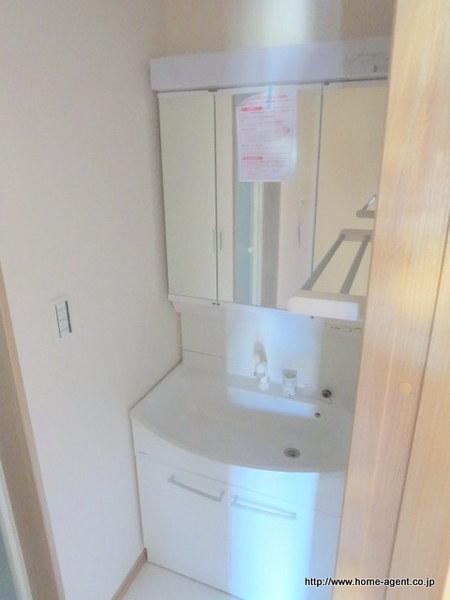 Wash basin, toilet. Wash basin, easy-to-use three-sided mirror type