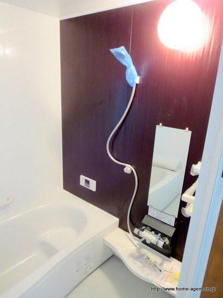 Bathroom. Loose extensible bath feet