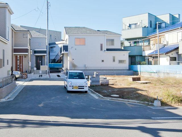 Local photos, including front road. Local 1