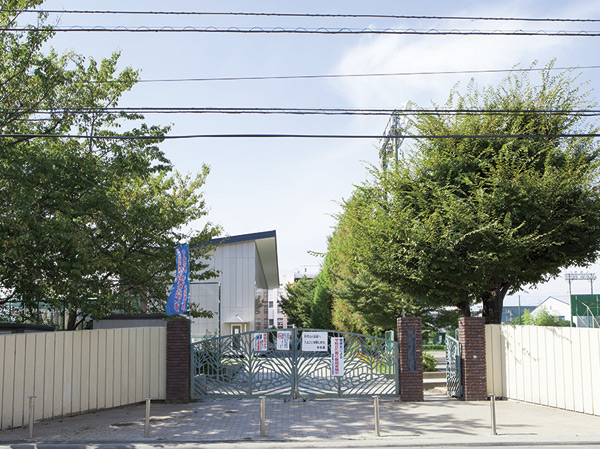 Surrounding environment. Nizo junior high school (a 9-minute walk ・ About 680m)