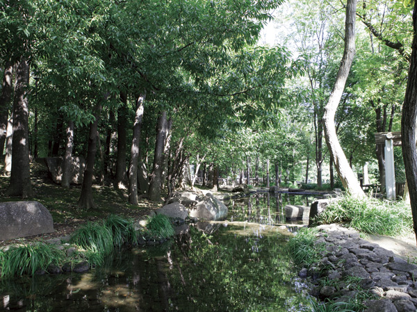 Surrounding environment. Water and green full of Ushiroya park to moisture (a 9-minute walk ・ About 660m)