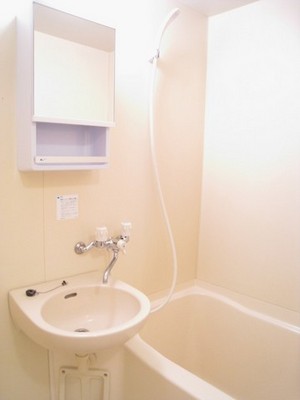 Bath. With dressing table! Enter small in!