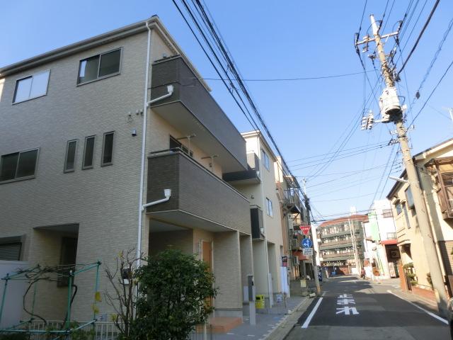 Local photos, including front road. Local (12 May 2013) Shooting