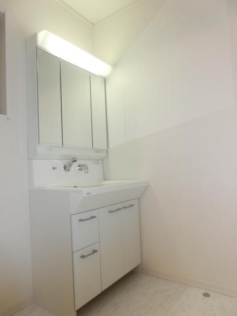 Wash basin, toilet. Indoor (12 May 2013) Shooting