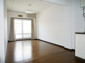 Living and room. Living spacious 12 Pledge