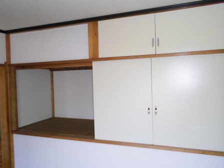 Receipt. Western-style housing. It is a sliding door type. 