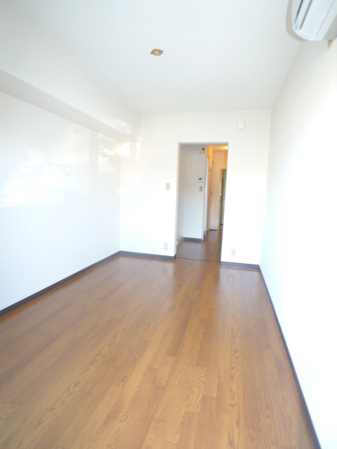 Living and room. Western is. 