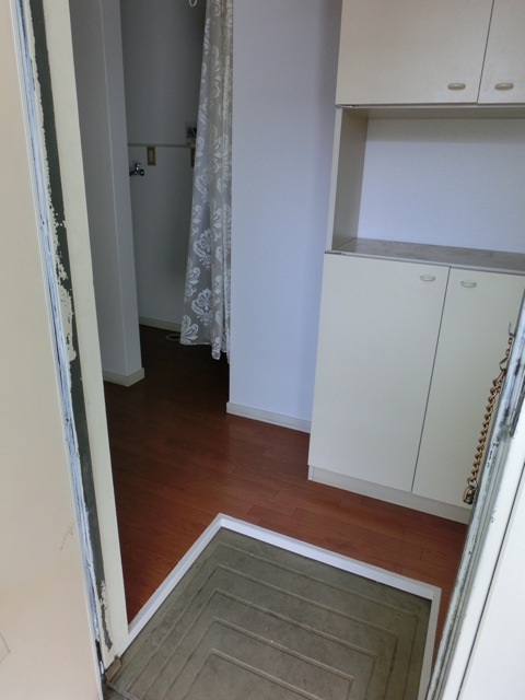 Entrance. Yes entrance hall. Peace of mind difficult to see an indoor such as courier receipt at the time
