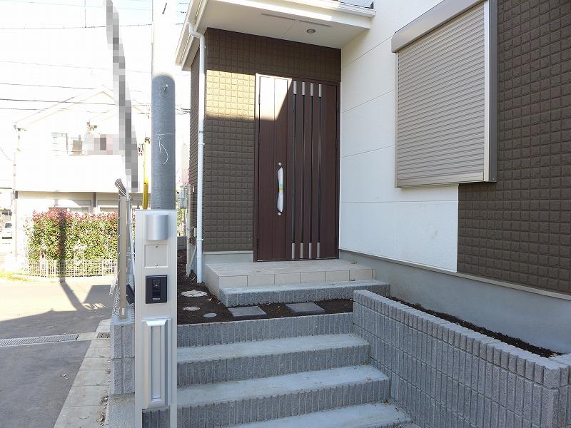 Entrance. Local (November 28, 2013) Shooting