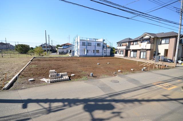 Subdivision 4 compartment of a quiet living environment. 5m is not provided the boundary block from the road, We consider the ease of garage. 