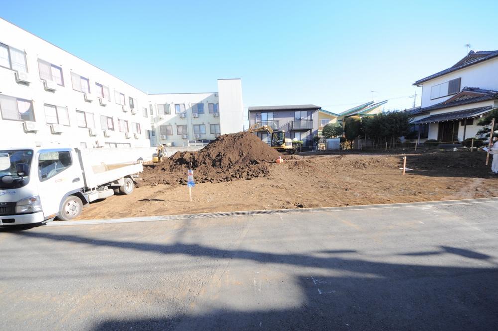 Local photos, including front road. Local (12 May 2013) Shooting