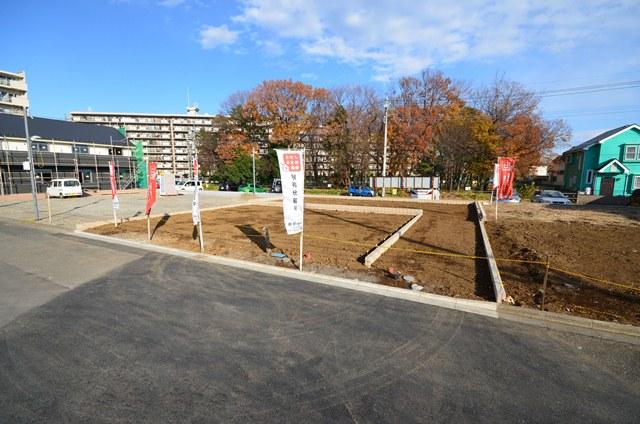 Local land photo. All two-compartment of subdivision. In front road is spacious 6.2m width, Re car passing and garage is also Easy. Since the site west and east side of the road across the street has become a parking lot is open exclusive location. (2013 December 12 shooting)