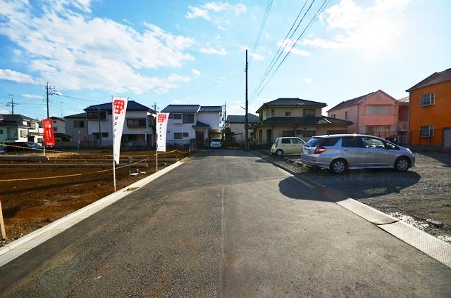 Local photos, including front road. Selling local. (2013 December 12 shooting)