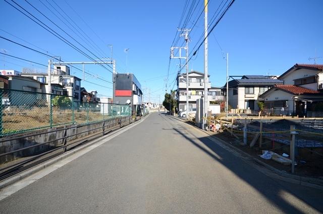 Local photos, including front road. Selling local (2013 December 25 shooting)