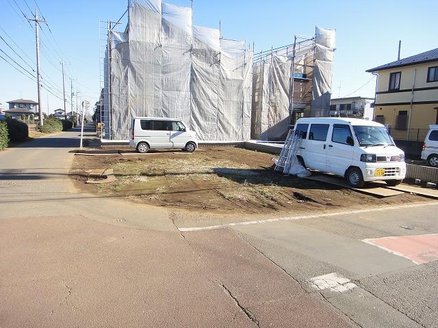 Local photos, including front road. Local (11 May 2013) Shooting