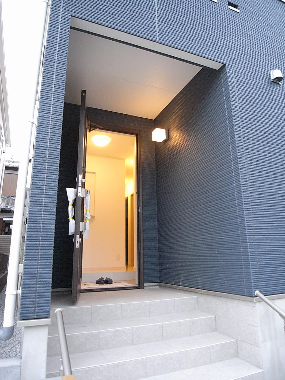 Entrance. Same specifications