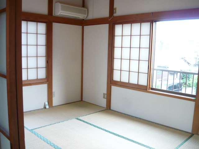Other room space. Japanese and shoji such as inn. There are also shutters. 