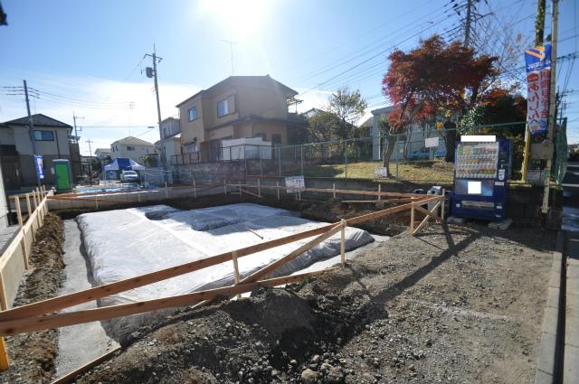 Local photos, including front road. Rich west is wrapped in plenty of sunlight facing the park. 