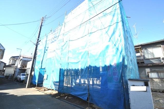 Local photos, including front road. Location to be wrapped in plenty of sunlight facing south road.