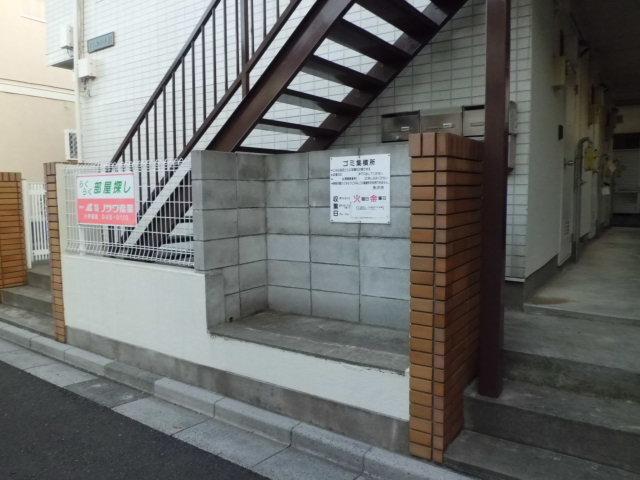 Other common areas. It is garbage yard at the site. 