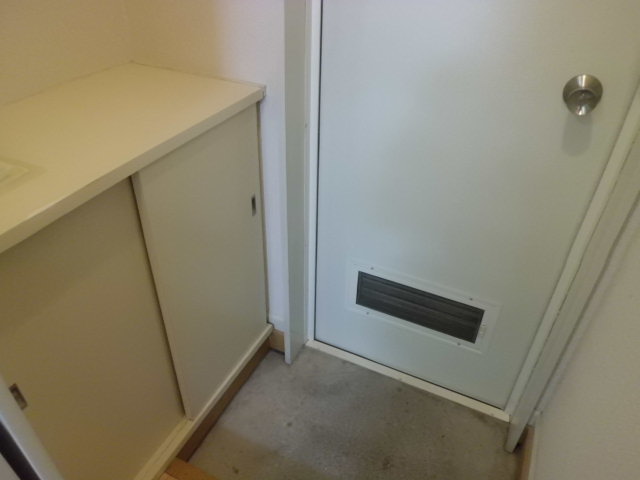 Entrance. Cupboard ・ Large enough. 