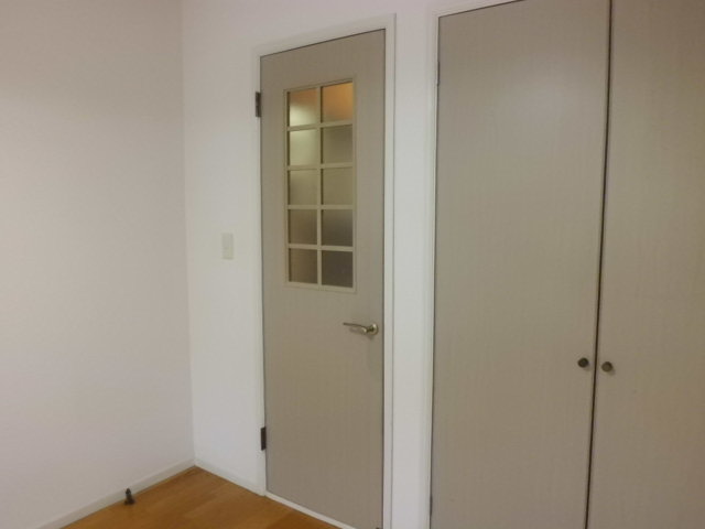 Other room space. Western-style 6 Pledge and the kitchen is at the door bulkhead.. 