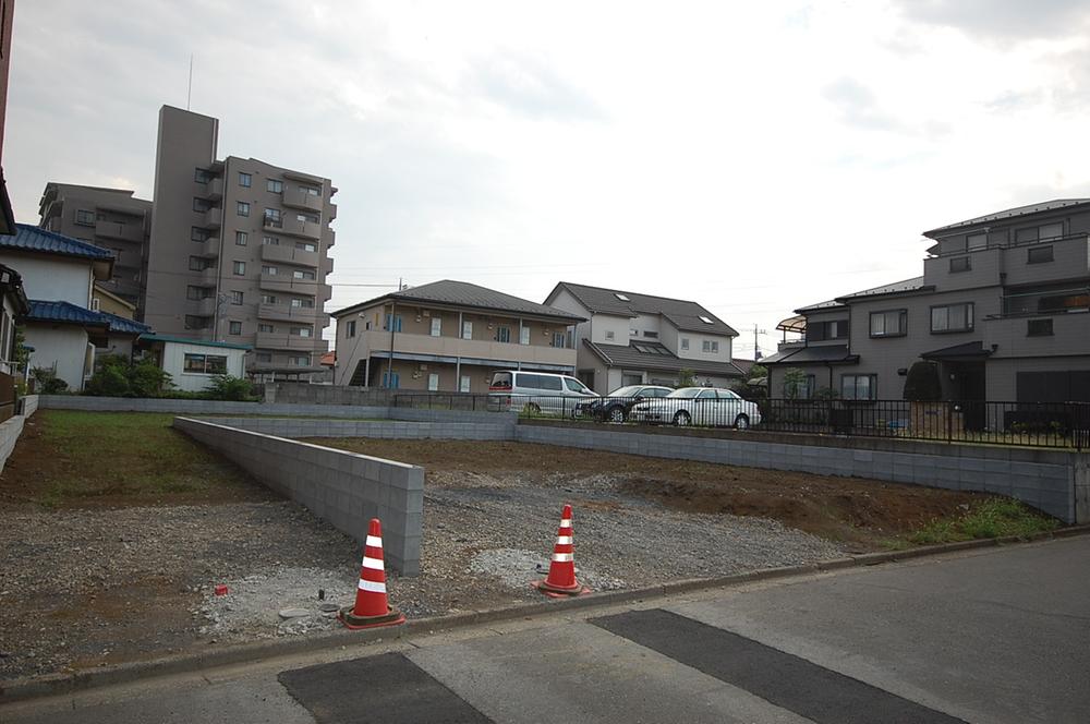 Local photos, including front road. 6M public road surface