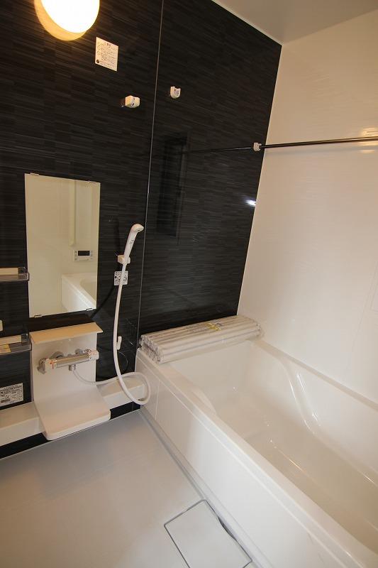 Bathroom. Building 3: unit bus