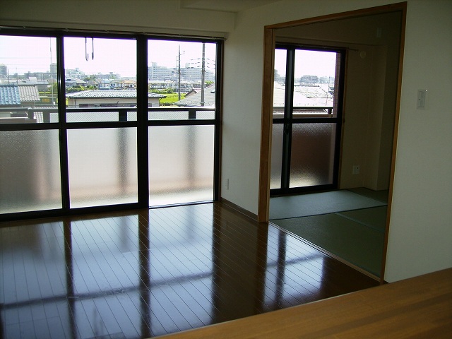 Living and room. LDK and the Japanese-style room adjacent