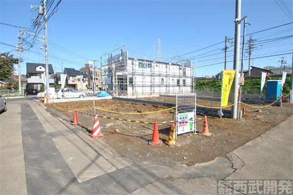 Local photos, including front road. 1 Building of the southwest corner lot