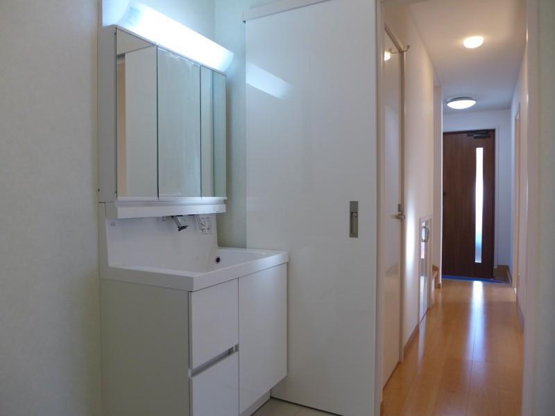 Wash basin, toilet. Local (December 6, 2013) Shooting