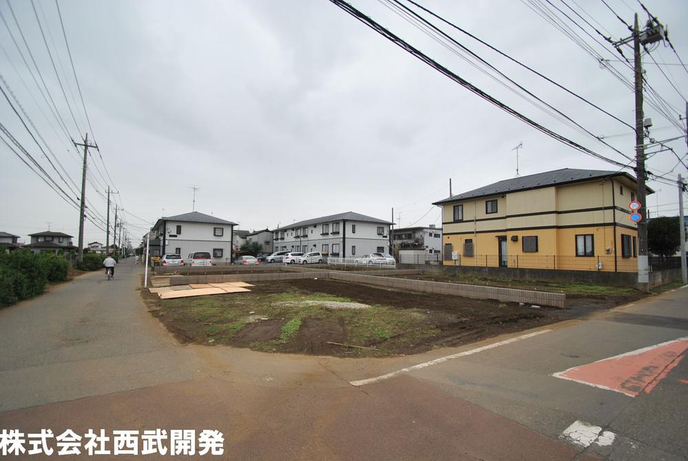 Local photos, including front road. Local appearance photo