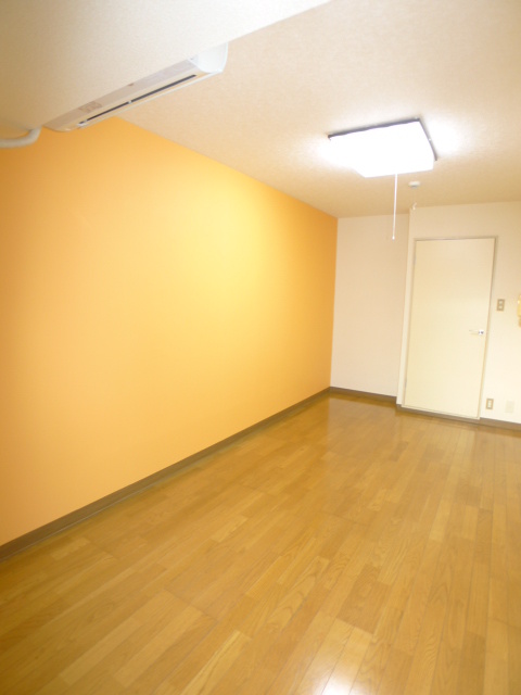 Living and room. Accent Cross is fashionable