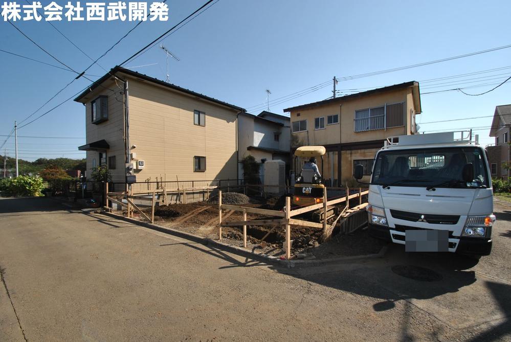 Local photos, including front road. Local appearance photo