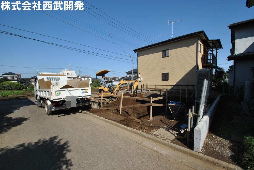 Local photos, including front road. Local appearance photo