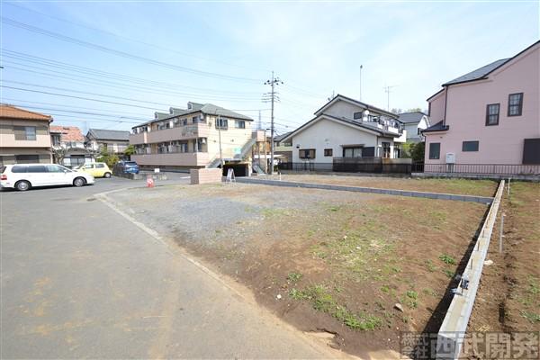 Local photos, including front road. West road width is 6.0m