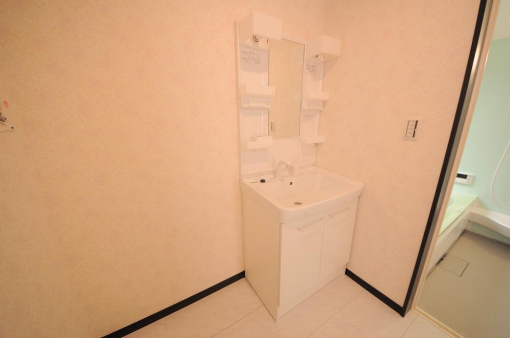 Wash basin, toilet. Indoor (July 2013) Shooting