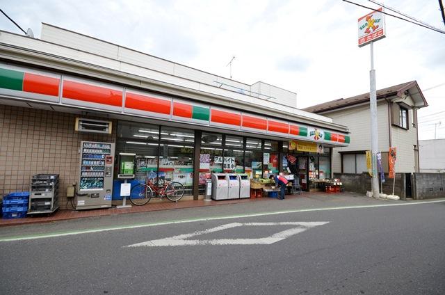 Convenience store. 640m until Thanksgiving