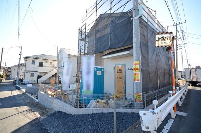 Local photos, including front road. Selling local (2013 December 25 shooting)