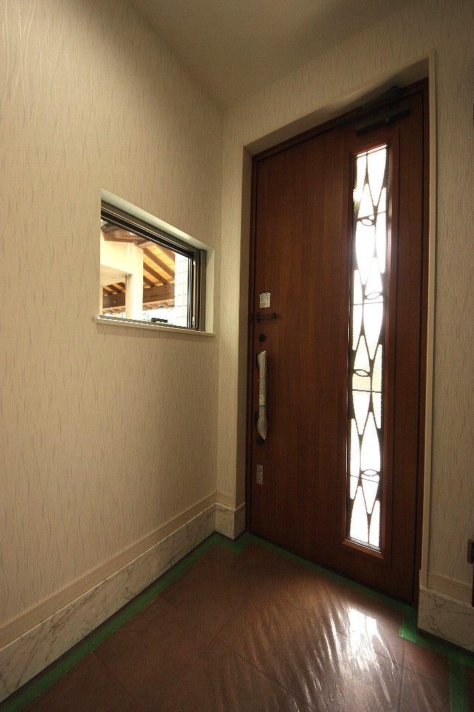 Entrance. Entrance ・ The inner Small window is impressive. There is also a shoe-in closet in the foyer next to 2013 December shooting