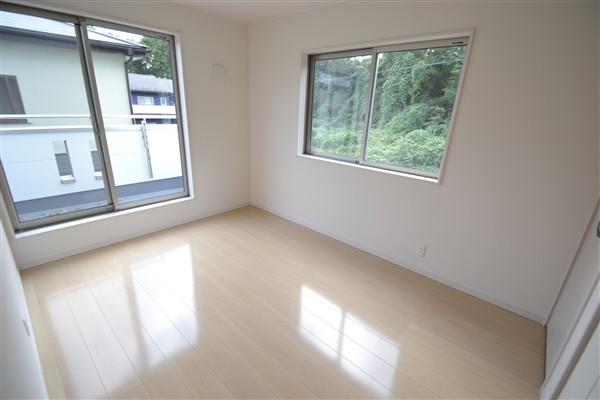 Non-living room. 2 face up to the bright Western-style