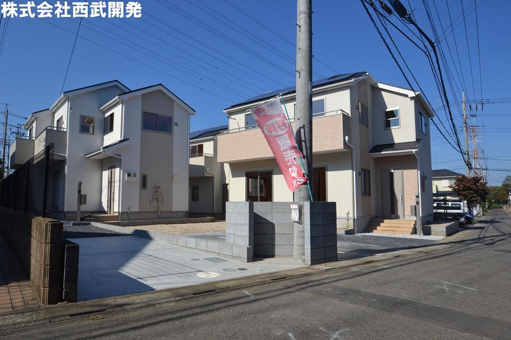 Local photos, including front road. Local appearance photo