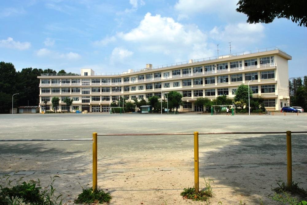 Primary school. Tokorozawa Municipal Wakasa to elementary school 820m