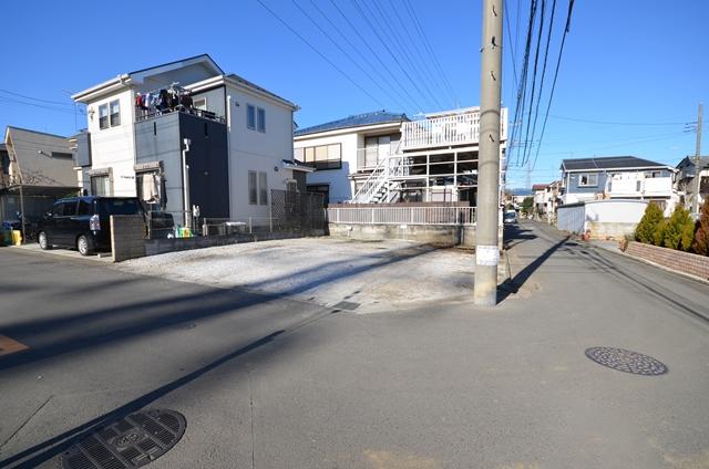 Local appearance photo. Located in the southeast corner, It is a land blessed with positive Atari and ventilation. South road is also a sense of open at 6m width. (2013 December 24 shooting)