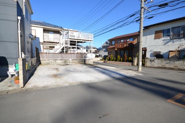 Local photos, including front road. Selling local (2013 December 24 shooting)